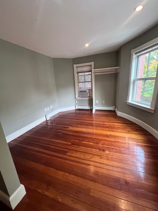 Foto del edificio - NO FEE!!  MASSIVE MISSION HILL 6 BED/3 BATH available 9/1/2026