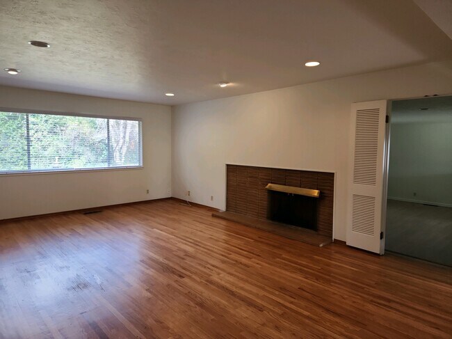 Building Photo - 7759 Greenridge Way