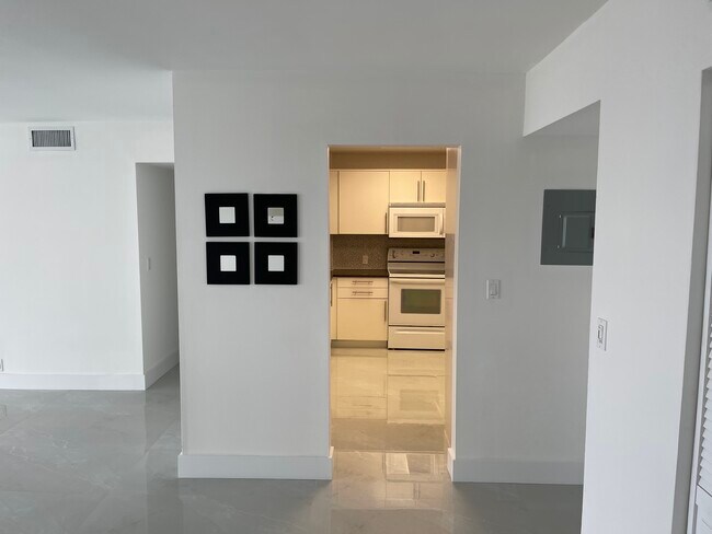 Foto del edificio - 100 Bayview Dr