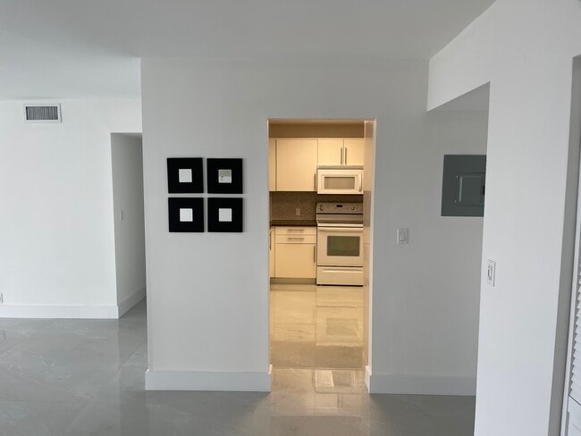 Building Photo - 100 Bayview Dr