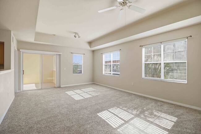 Building Photo - Spacious 2/2 unit available now for annual lease