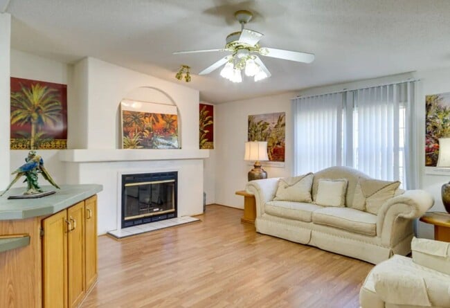 Building Photo - Beautiful Furnished 3 Bedroom 2 Bath home ...