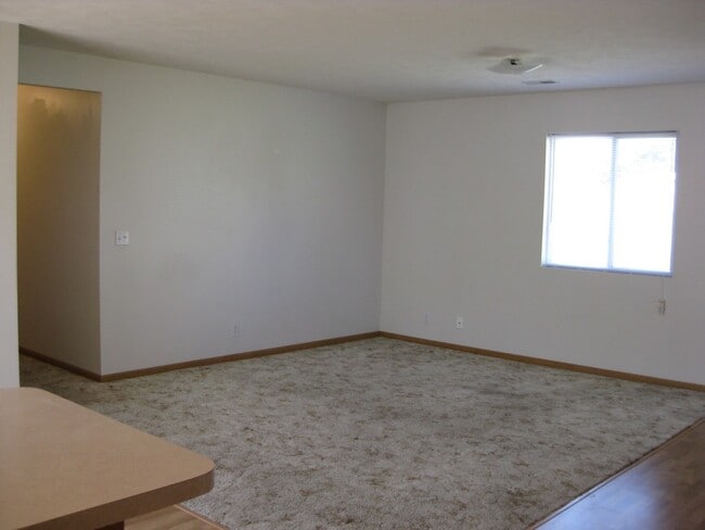 Building Photo - 3 Bedroom 2 Bath Single Family Home Locate...