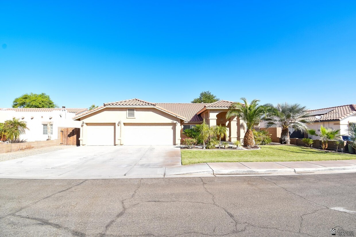 Primary Photo - 8406 E Lorenzo Ln