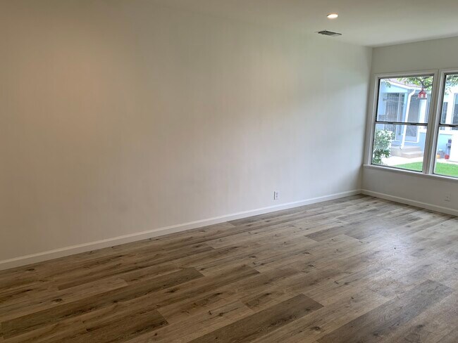 Foto del edificio - 1329 N Buena Vista St