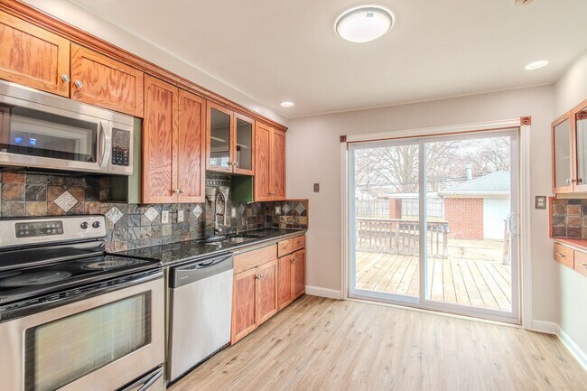 Foto del edificio - Charming 3-Bed, 2-Bath Brick Ranch in Saint Clair Shores – Move-In Ready!