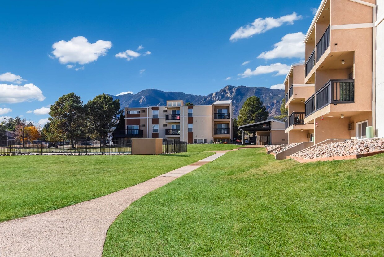 Patio frondoso con senderos para caminar en Broadmoor Springs, Colorado - Broadmoor Springs