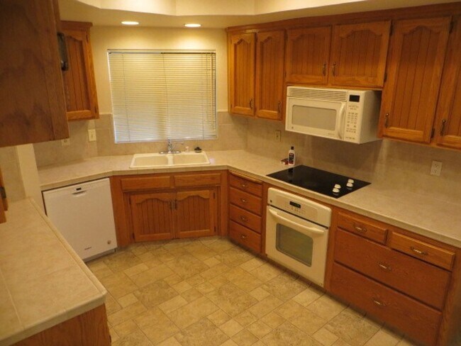 Foto del edificio - North Fresno Home, 3BR/2BA, Built 1989 - Lots of Amenities!