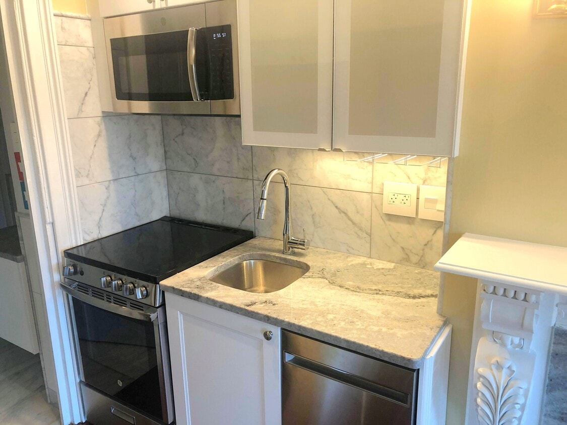 Primary Photo - 80 Charles St