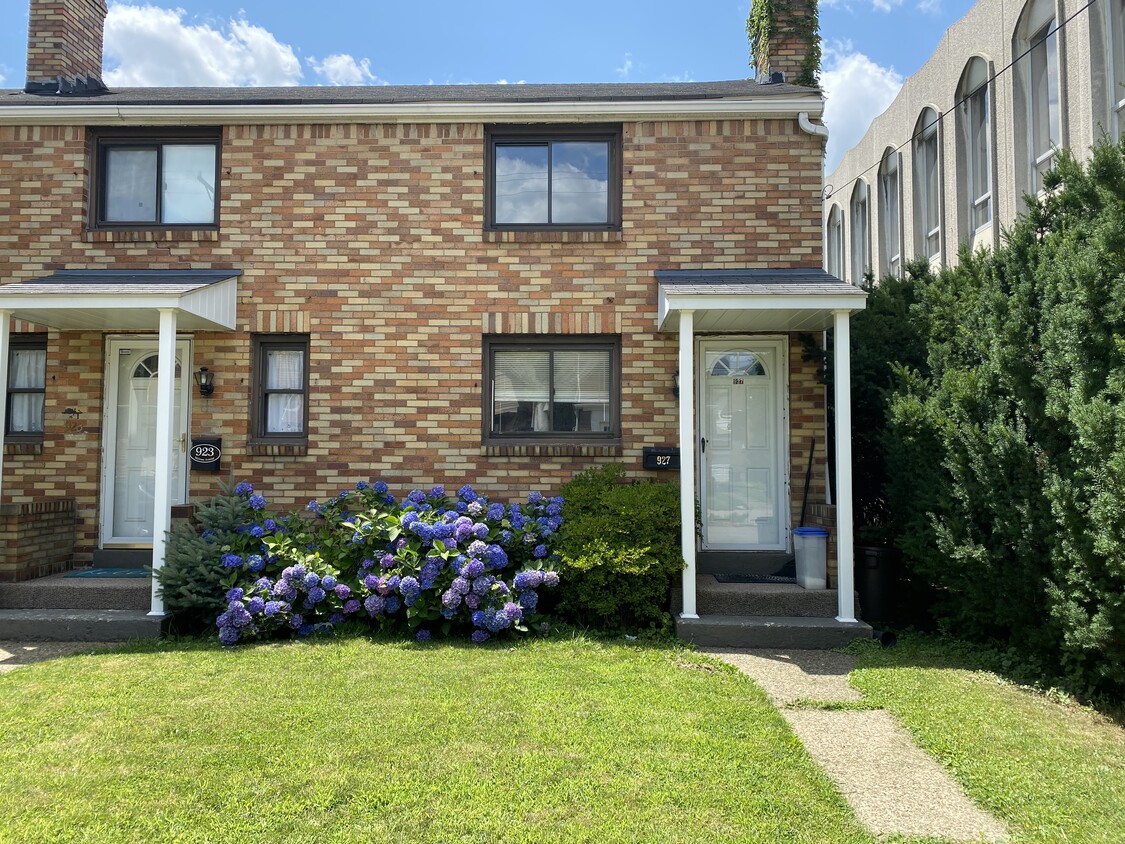 Charming and Cozy with a Private Entrance - 927 Melrose Ave