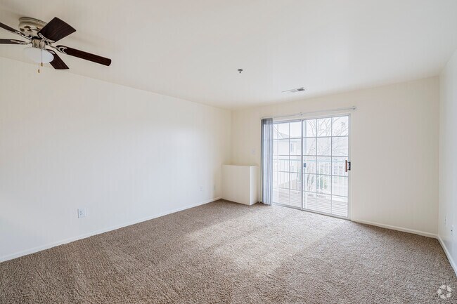 The Meade - 2 habitaciones, 1 baño - 803 pies cuadrados - Sala de estar - Meadows at Salem Run