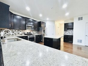 Building Photo - 2051 Summerhill Cir