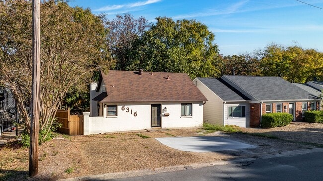 Building Photo - 2 or 3 Bedroom Renovated Mid-Town Charmer