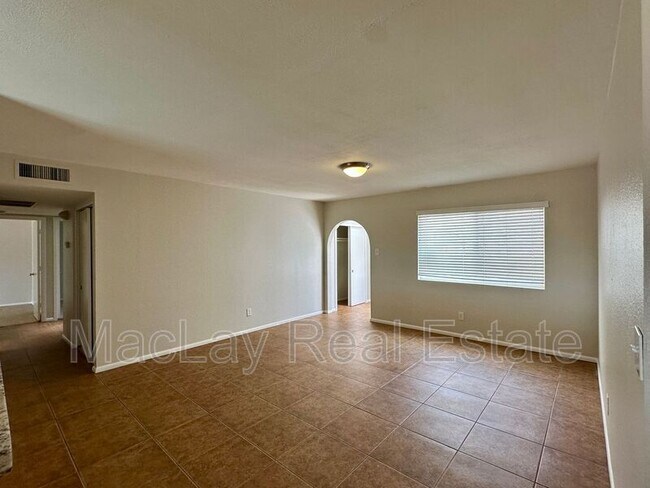 Foto del edificio - 1441 E Diamond Dr