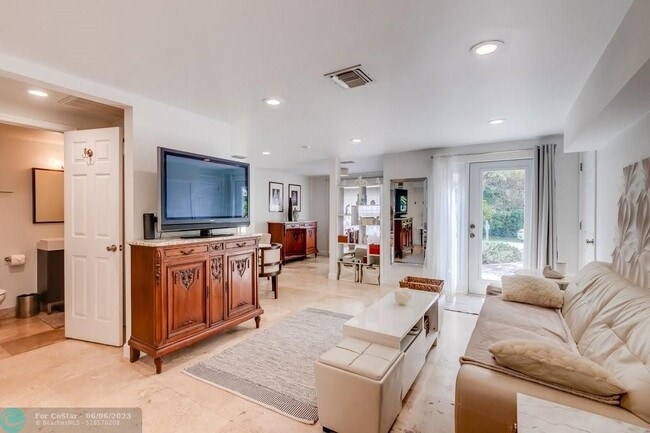 Building Photo - 650 Coconut Dr