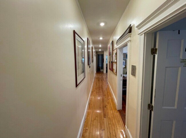 Building Photo - 117 Howland St