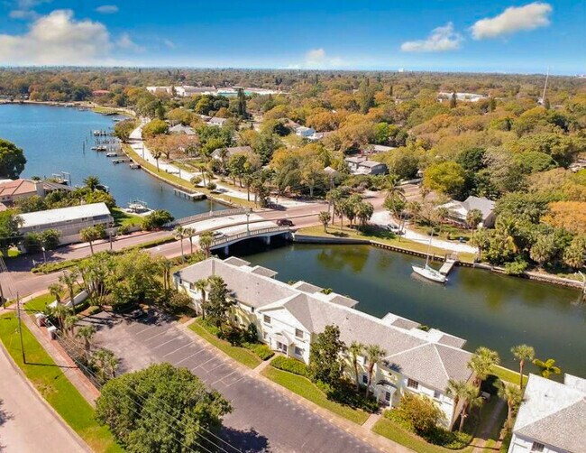 Building Photo - 3889 Pompano Dr SE