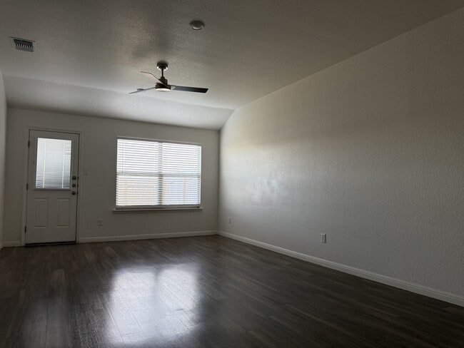 Foto del edificio - 5903 Betty Lou Dr