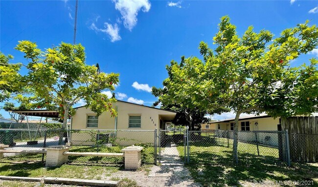 Building Photo - 5510 SW 32nd Ct