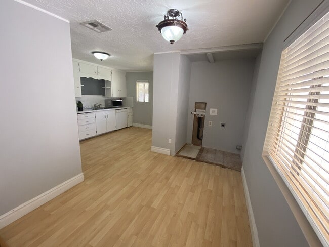 Building Photo - "Spacious 2-Bed, 2-Bath Condo Retreat in S...