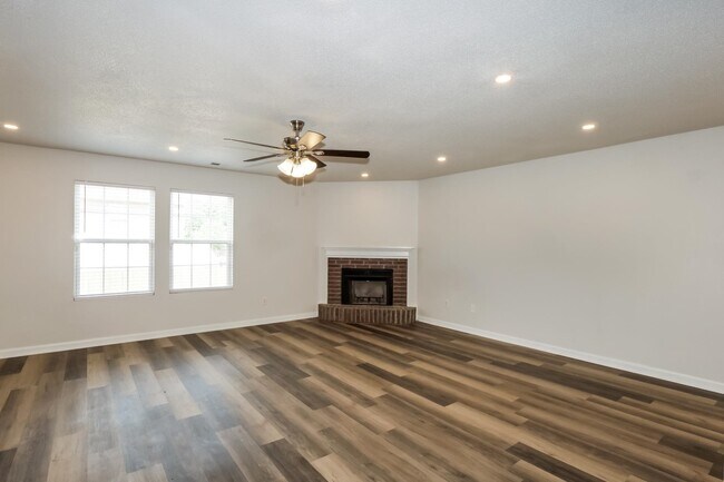 Foto del edificio - 4631 Tulip Creek Dr