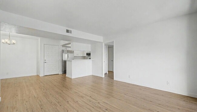 Building Photo - 540 N May