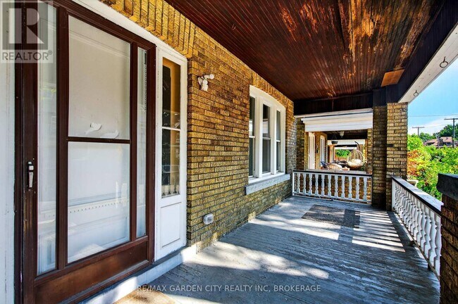 Building Photo - 104 Carrick Ave