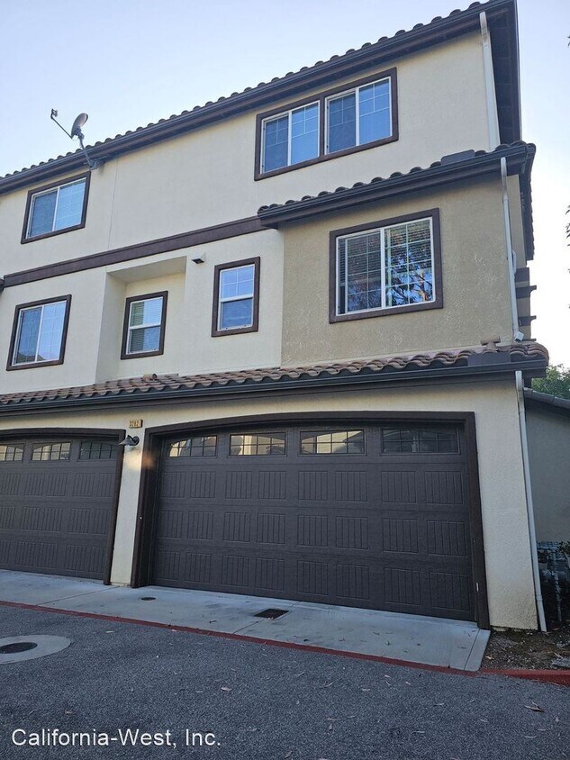 Building Photo - 3 br, 3.5 bath House - 3282 Sacramento Dr.