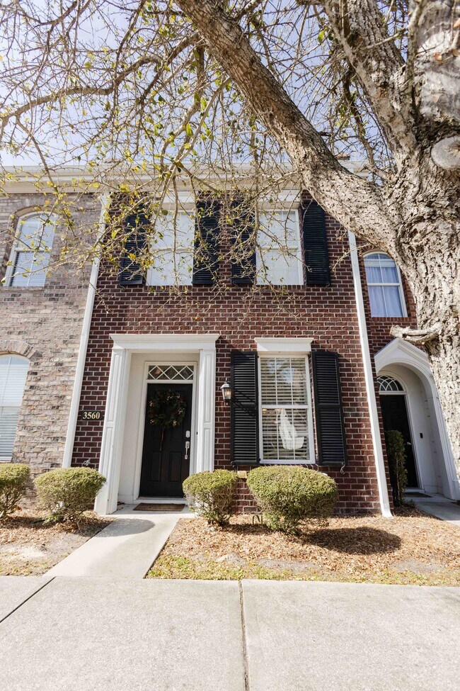 Building Photo - 3560 Alexandria Ave