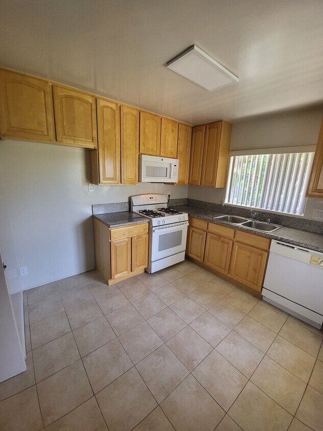 Canyon Gardens Apartments in Sherman Oaks, CA