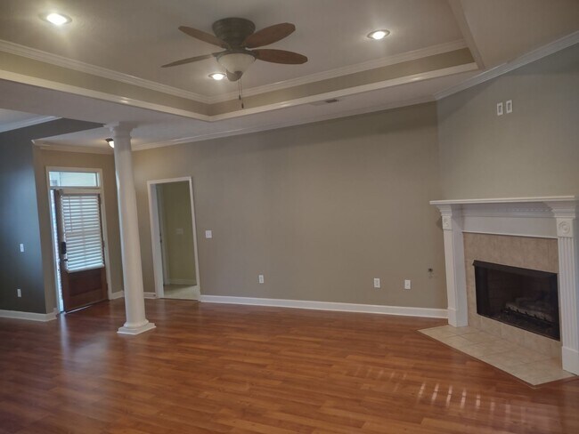 Building Photo - MOVE IN SPECIAL!**** 1/2 OF 1ST MONTH RENT...