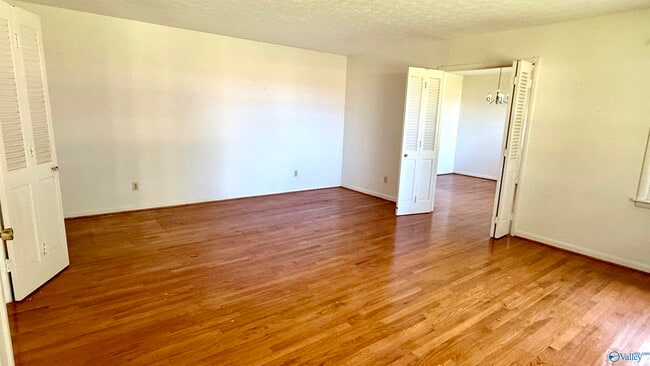 Foto del edificio - 6167 Wall Triana Hwy