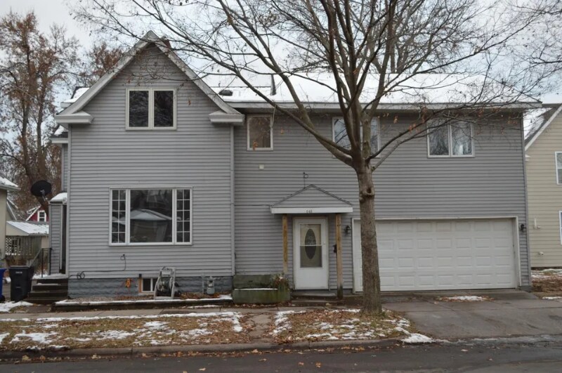Primary Photo - 648 Hyacinth Ave E
