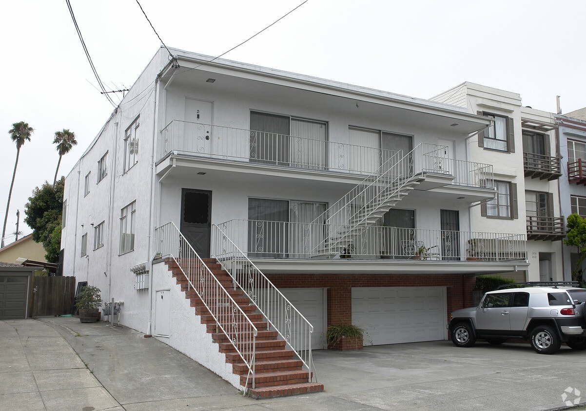 Building Photo - 2640 8th Ave