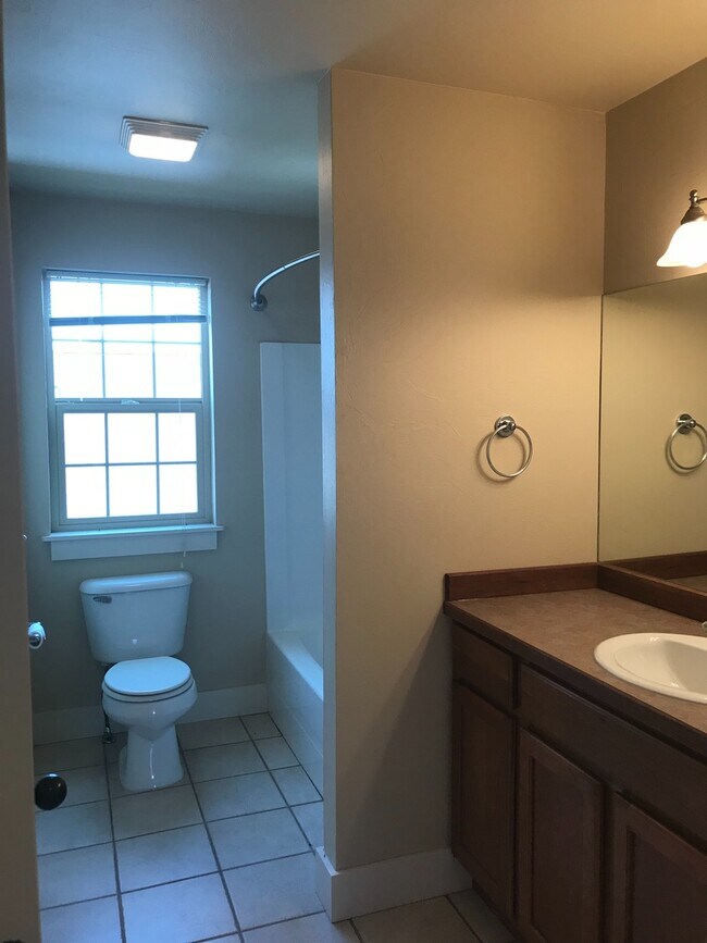 Building Photo - Open and Bright! 4 Bedroom 2.5 Bath House ...