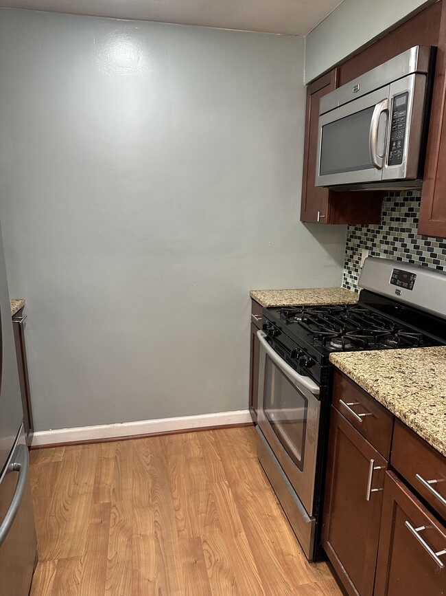 Building Photo - 409 Miltonia St