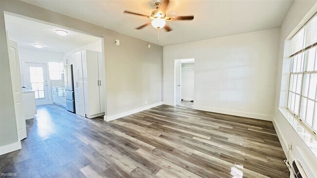 Foto del edificio - 1 br, 1 bath Condo - 8630 Byron Ave Apt 2 ...
