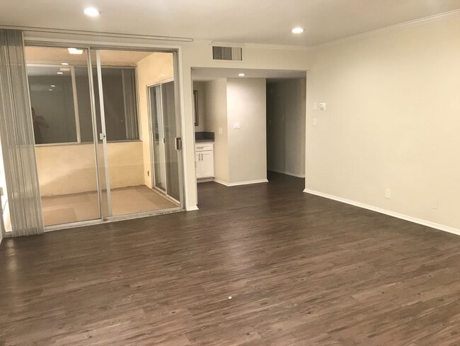 Interior Photo - 816 S. Bundy Dr