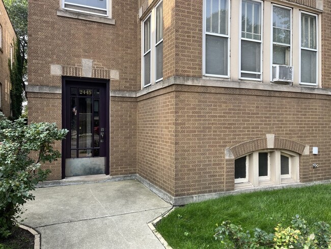 Foto del edificio - 2445 W Foster Ave