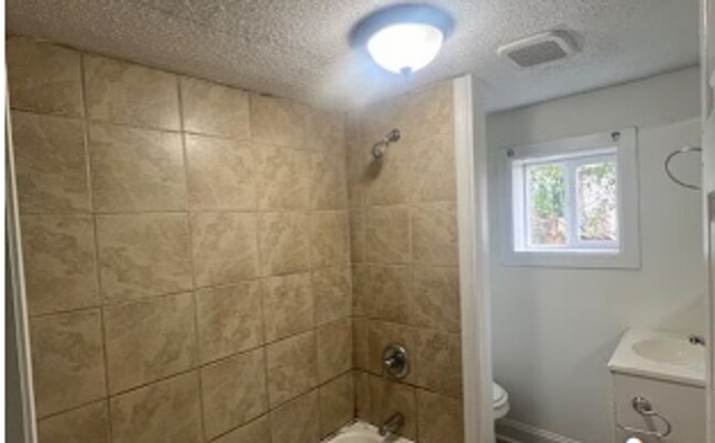 Foto del edificio - Charming 2BR Home with Large Front Porch & Spacious Kitchen