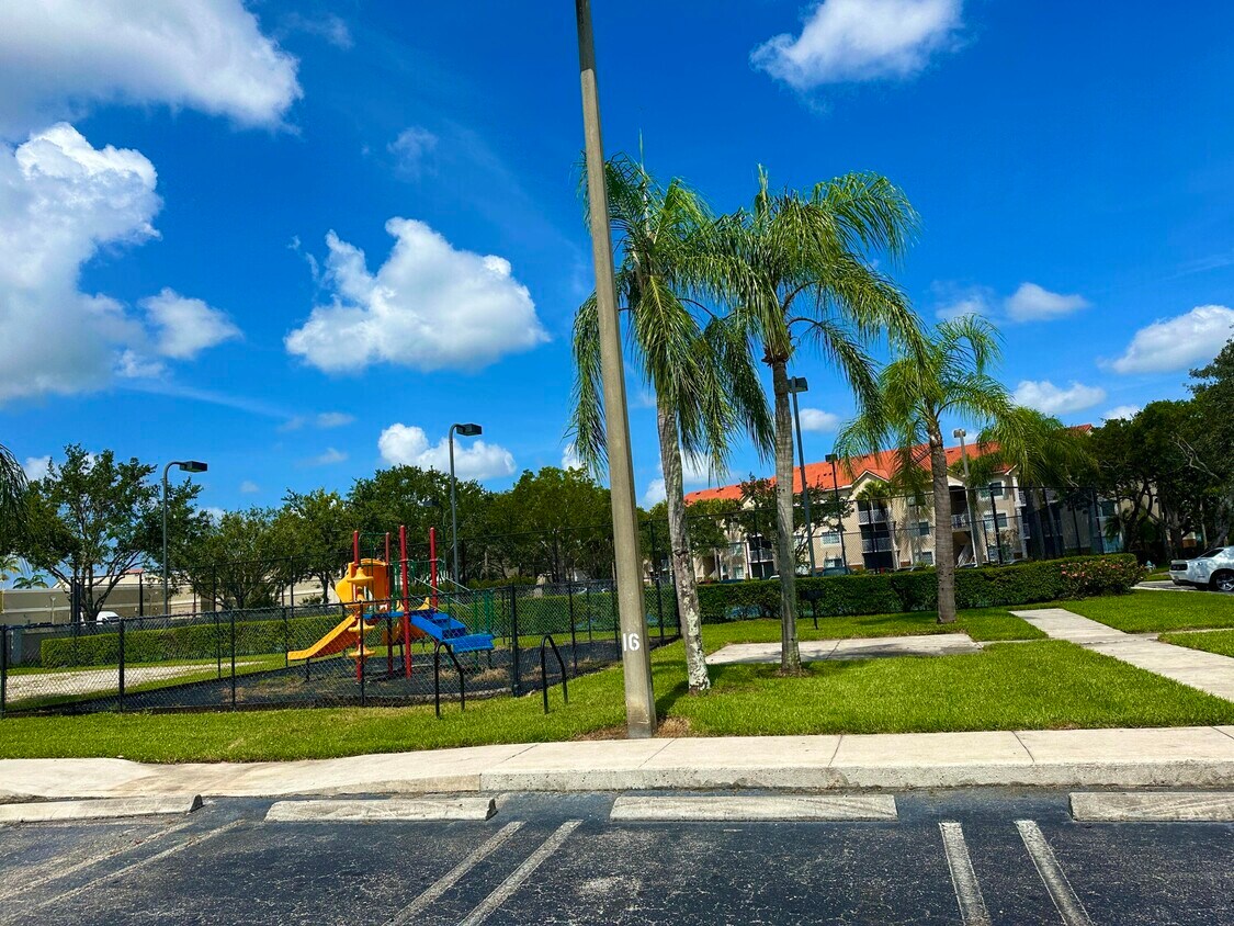 Foto principal - 8865 Okeechobee Blvd