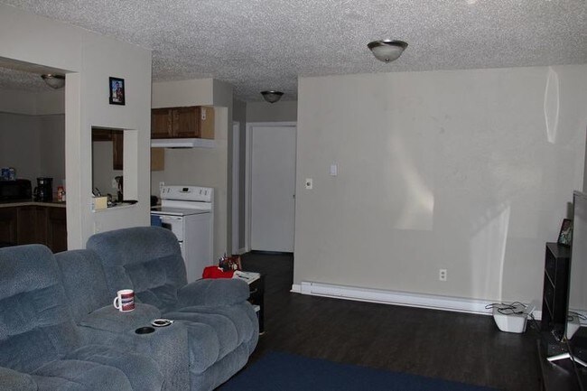 Building Photo - 2 BR 1 BA Unit