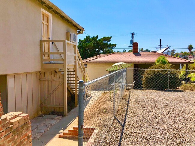 Building Photo - Cozy Detached Upstairs Guest House Unit, i...