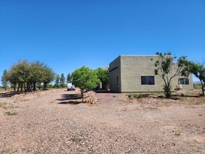 Building Photo - 1050 W Rochin Rd