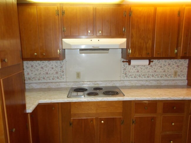 Building Photo - Spacious & Beautifully Maintained 3-Bedroo...