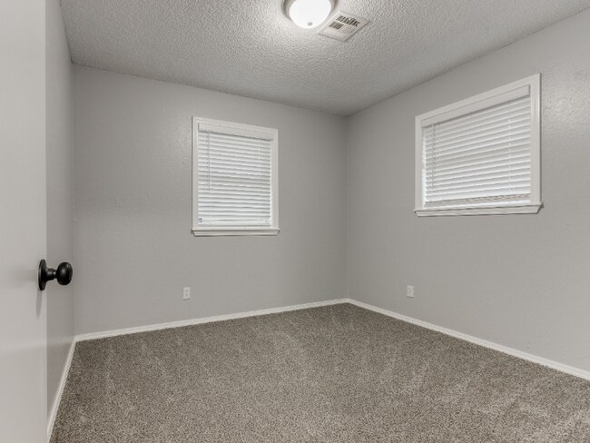 Foto del edificio - 2104 Linwood Pl