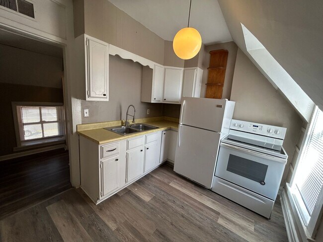 Building Photo - 1136 State St