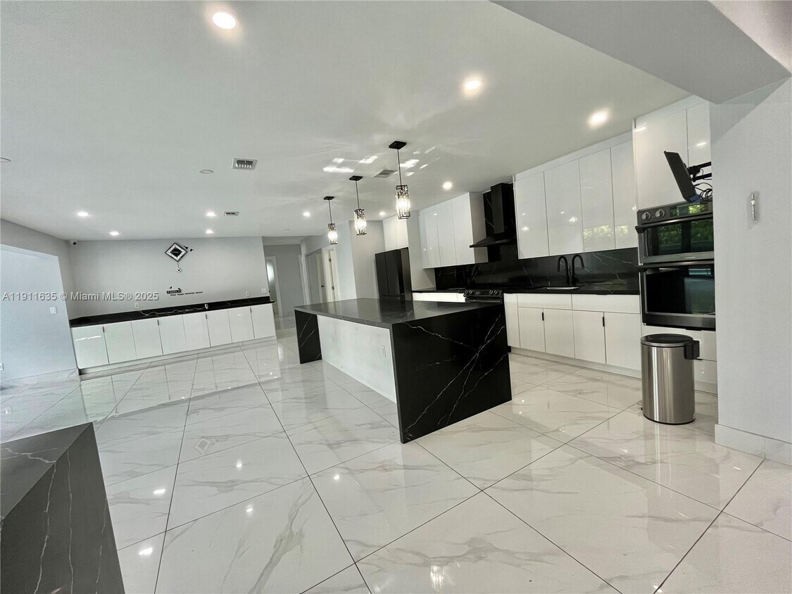 Foto principal - 575 NE 179th Dr