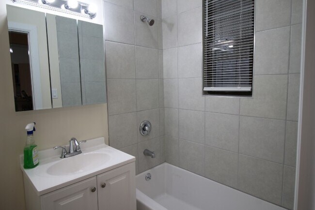 Foto del edificio - 1221 W Rosedale Ave