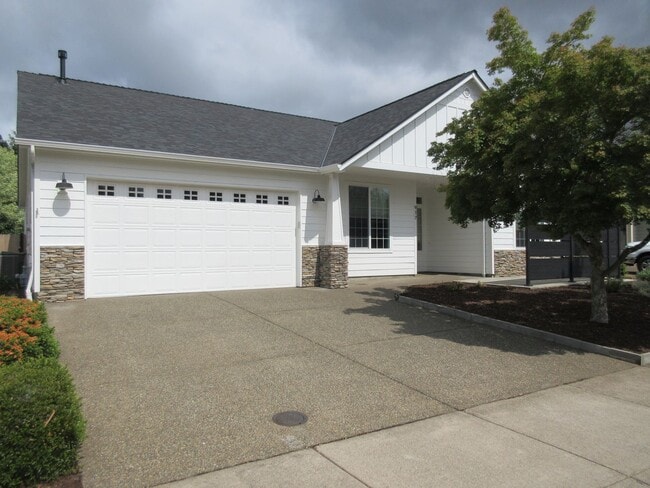 Building Photo - Beautiful Three Bedroom in Silverton